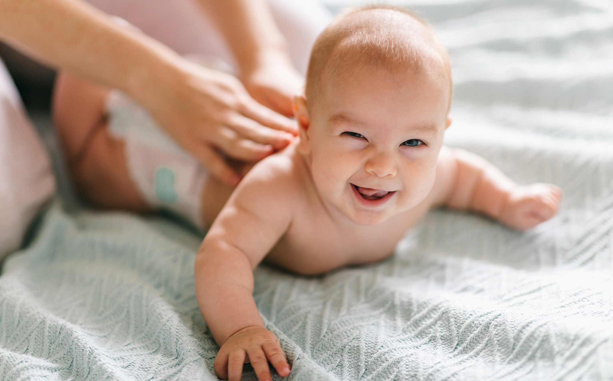Dlaczego kładzenie dziecka na brzuszku jest ważne? | BebiKlub